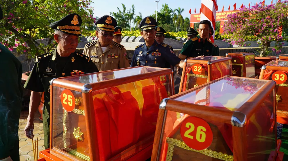 Đoàn đại biểu 2 tỉnh Prey Veng và Pursat Vương quốc Campuchia dâng hương, viếng các Anh hùng liệt sĩ.