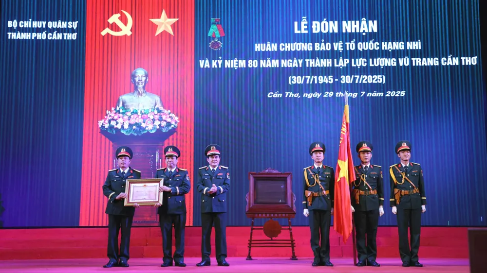 Lực lượng vũ trang Cần Thơ đón nhận Huân chương Bảo vệ Tổ quốc hạng Nhì