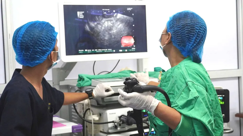 đặt stent LAMS dẫn lưu nang giả tuỵ