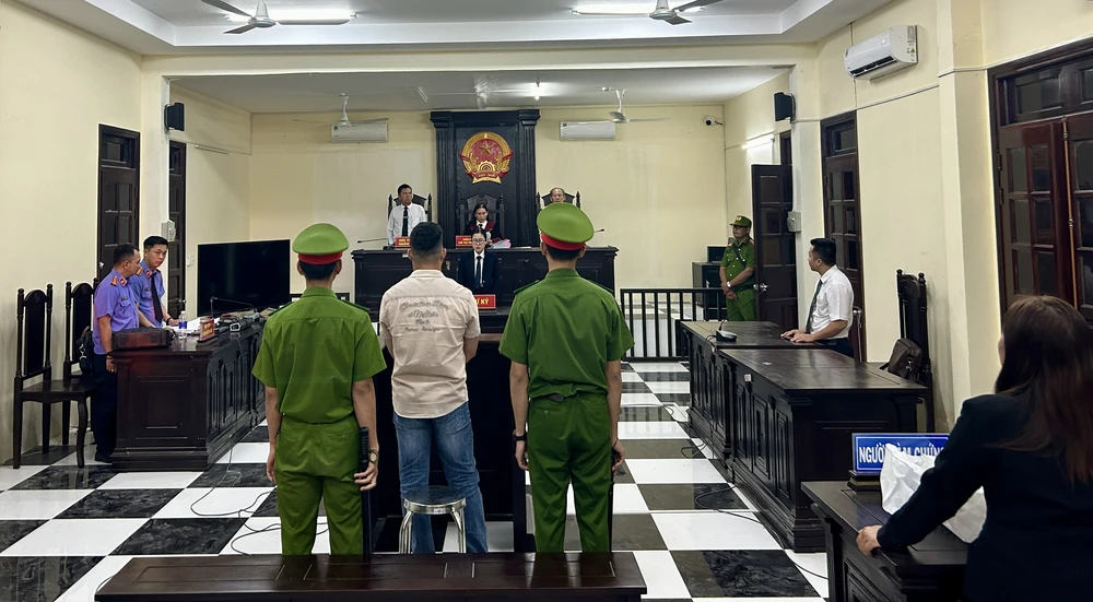 bắt người trái pháp luật,còng tay,công an xã,cho vay nặng lãi