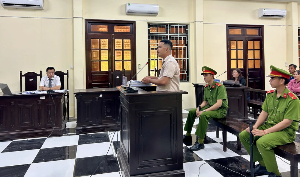 bắt người trái pháp luật,còng tay,công an xã,cho vay nặng lãi