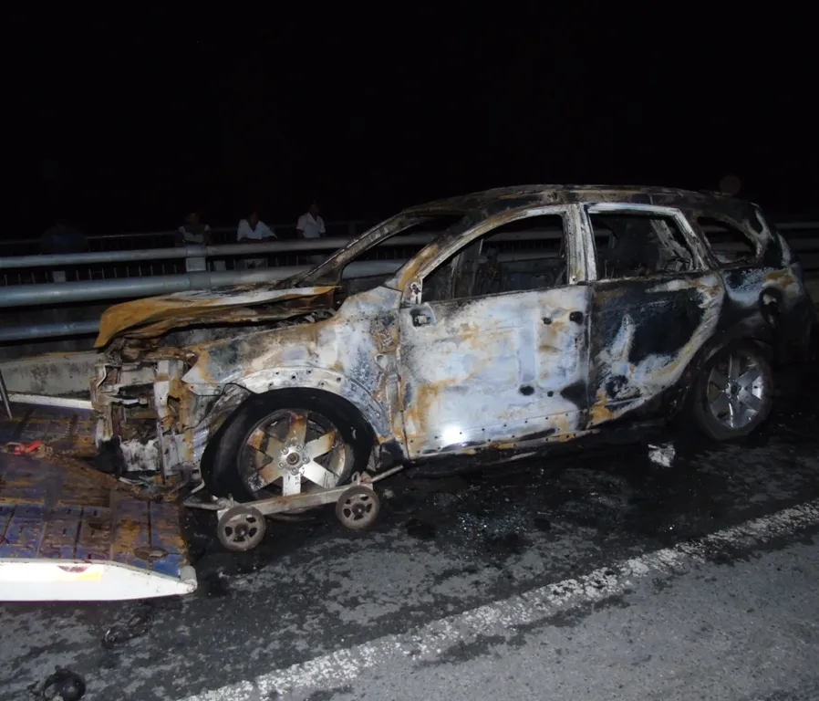 Ô tô phát hỏa trên cầu, 3 người thoát chết ảnh 1 Ô tô phát hỏa trên cầu, 3 người thoát chết ảnh 1