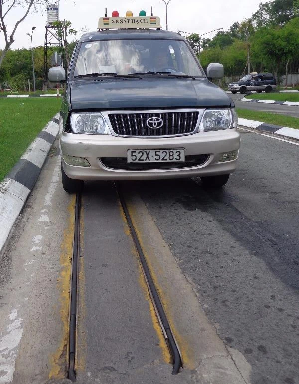 Đi giữa hai hàng đinh mà bạn cán phải 1 trong 2 hàng thì sẽ bị trừ 5 điểm