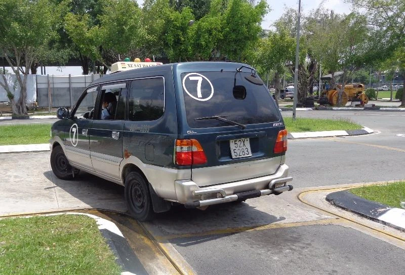 Mới lùi xe ghép ngang (lùi vào chuồng) mà bạn đã cán bánh xe vào mép góc chuồng cũng bị trừ ngay 5 điểm