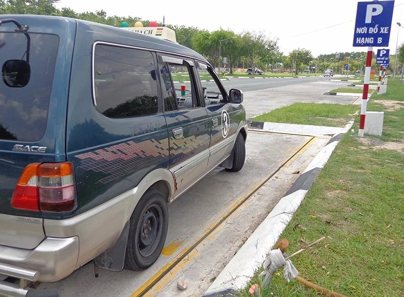 Với ghép dọc vào nơi đỗ xe (tình huống giả định khi lùi, tiến để đỗ xe bên lề đường) bạn cố gắng căn cho hai bánh xe bên phải song song và cách vạch đinh vàng 25 cm và cũng đừng cắn vạch đinh ở phía sau đuôi xe là có thể yên tâm không mất điểm nào, đánh xe ra khỏi ô đỗ… thi tiếp