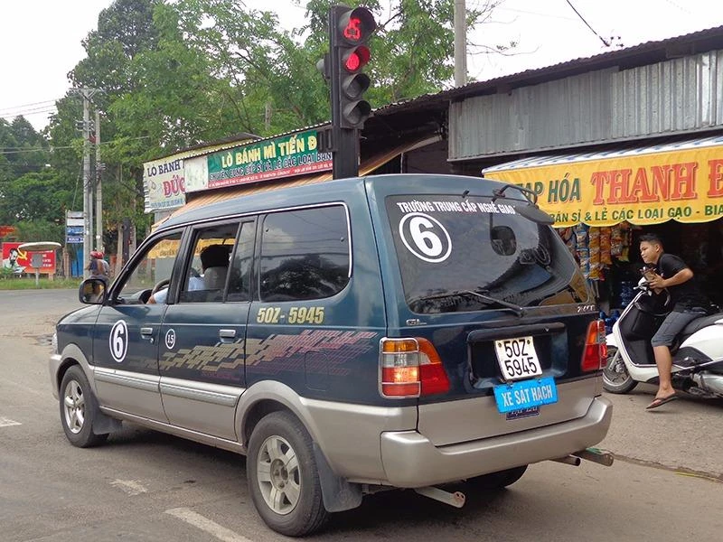 Vượt đèn đỏ nơi ngã tư bị trừ 10 điểm và trong trường hợp không xử lý kịp tình huống có người, xe đi ngang qua có nguy cơ gây tai nạn thì bạn sẽ bị truất quyền thi sát hạch luôn