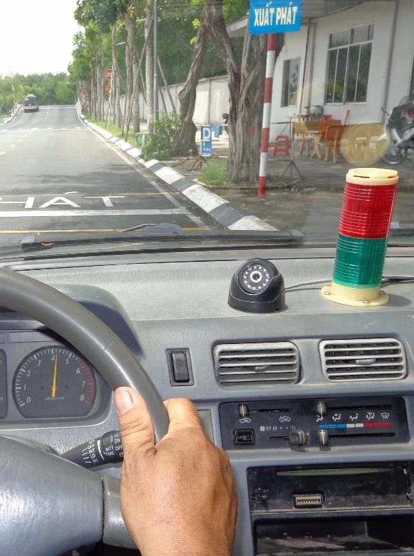 Bước vào sát hạch, lệnh xuất phát đã được loa phát đi mà bạn chưa vào số, vẫn đạp côn và nhấn chân ga làm cho máy rú lên và trên đồng hồ đo tốc độ động cơ kim vàng nhảy quá con số 4 (đồng nghĩa động cơ đã quay quá 4.000 vòng/phút) là bạn bị máy tự động trừ ngay 5 điểm (trong thang điểm 100)