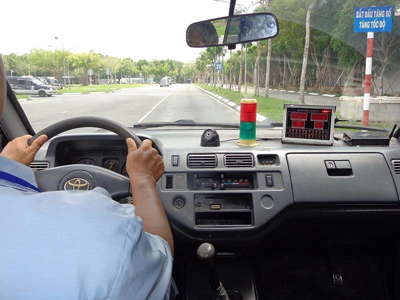 Đến gần đoạn tăng tốc độ, tăng số thì bạn nên để tay phải lên cần số, tay trái giữ vững vô lăng để khi có lệnh là thao tác dồn số ngay