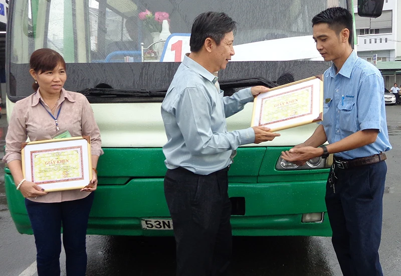 Trao bằng khen cho hai nhân viên xe buýt tử tế ảnh 1