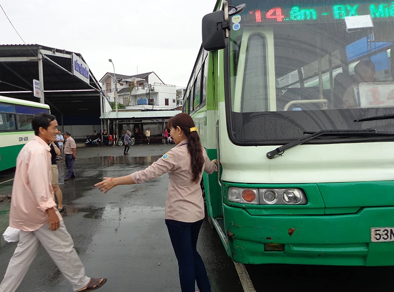 Trao bằng khen cho hai nhân viên xe buýt tử tế ảnh 3