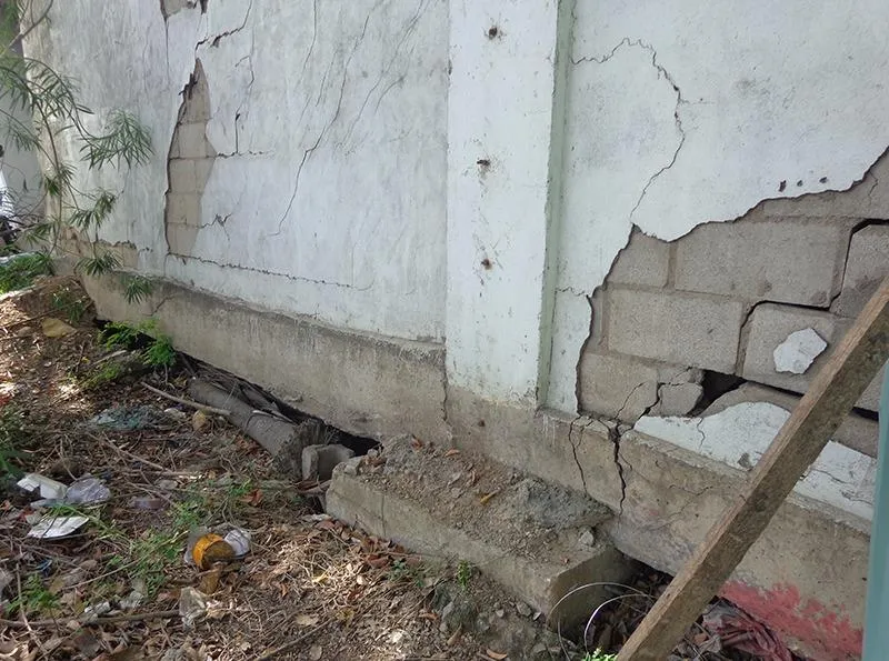 tường chắn bị sụt