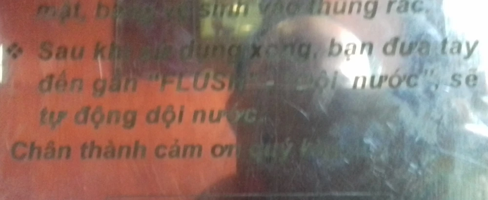 ...và bảng hướng dẫn khách làm nước tự động... dội!