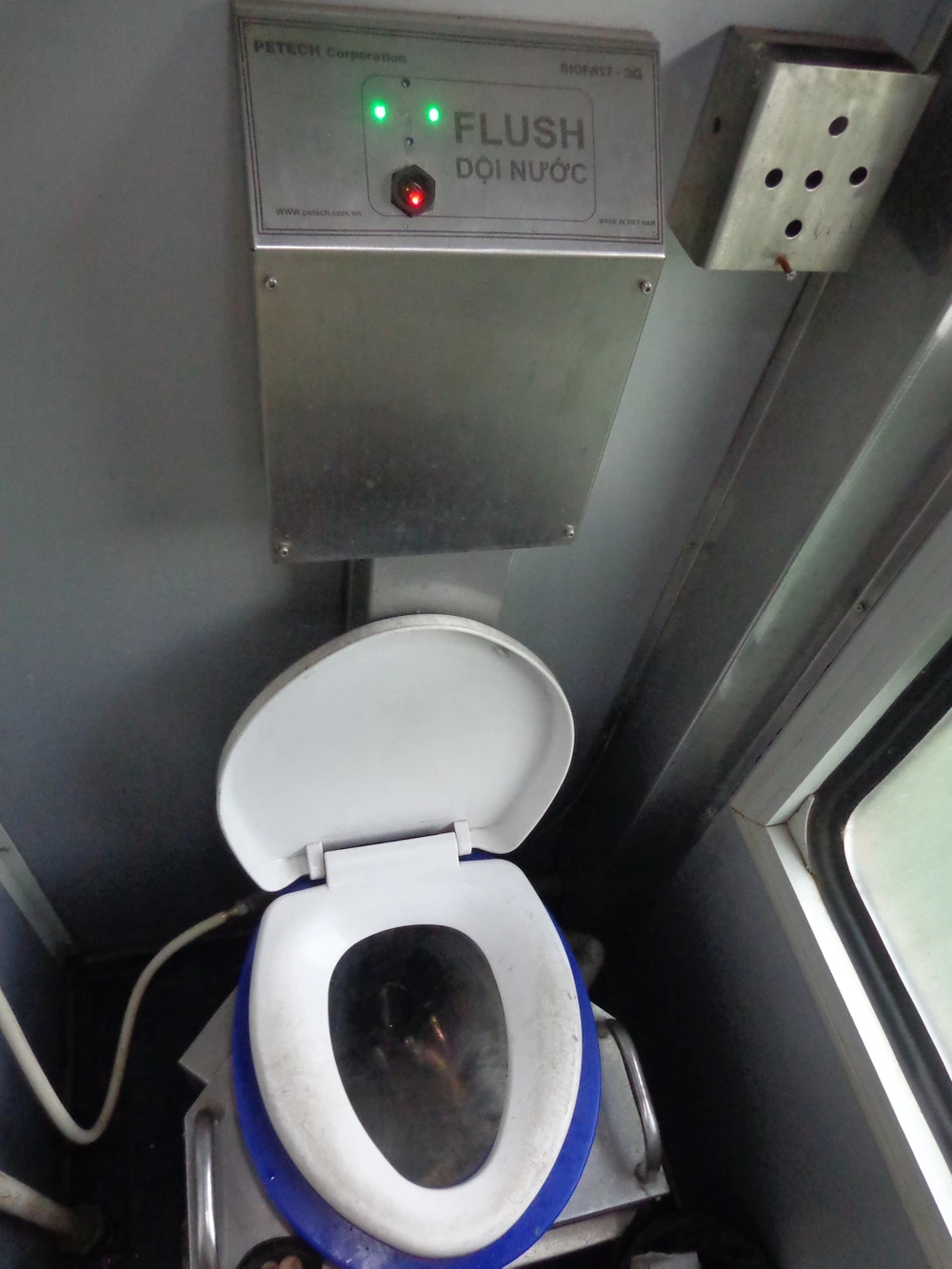 Các bàn cầu cũ được "hiện đại hóa" với hai tay vị, nắm hai bên cho khách khỏi bị đong đưa khi tàu rung lắc và đặc biệt là hệ thống dội nước tự đồng