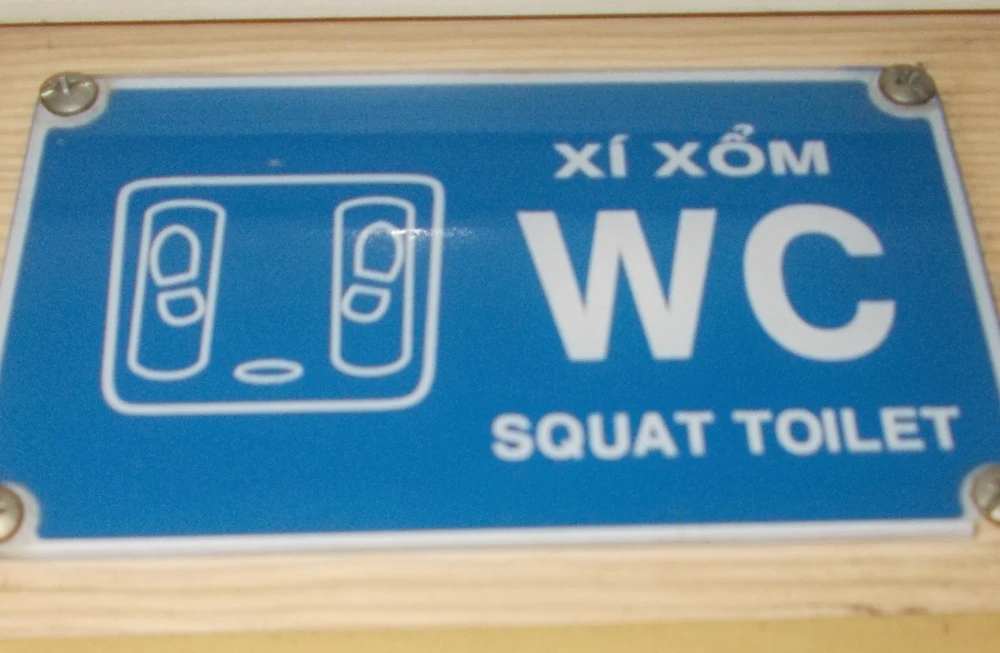 Một buồng "xí xổm" trên toa xe cũ