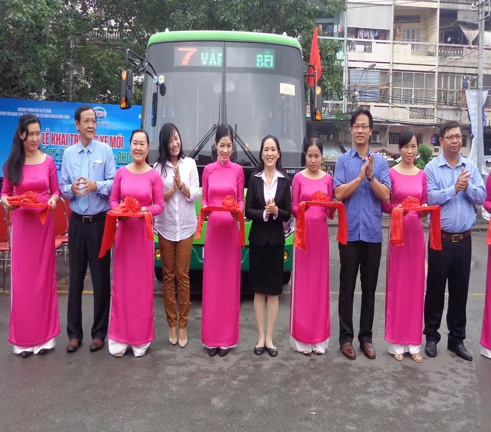 Năm 2017, TP.HCM sẽ quẹt thẻ để đi xe buýt ảnh 1 cắt băng khai trương