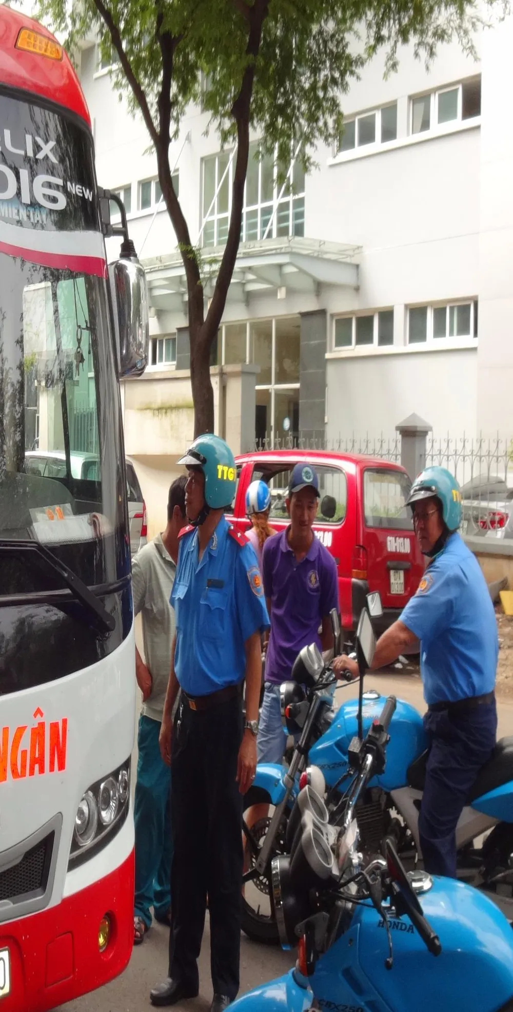 Thanh tra GTVT kiểm tra, xử lý xe khách không có hợp đồng trên đường Tản Đà, quận 5