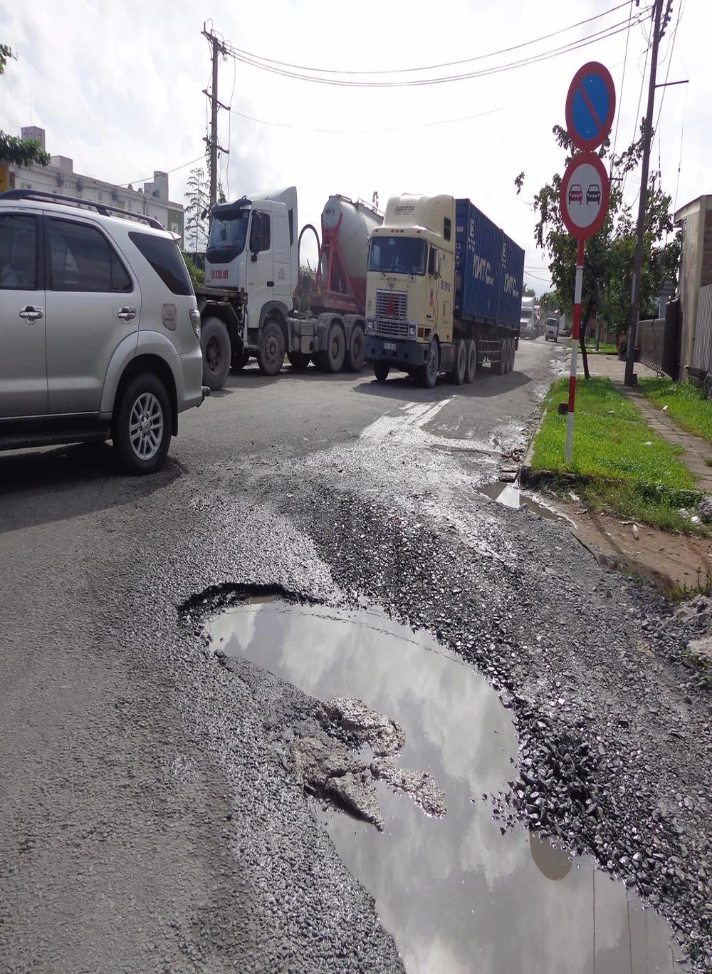 xe container làm hư đường