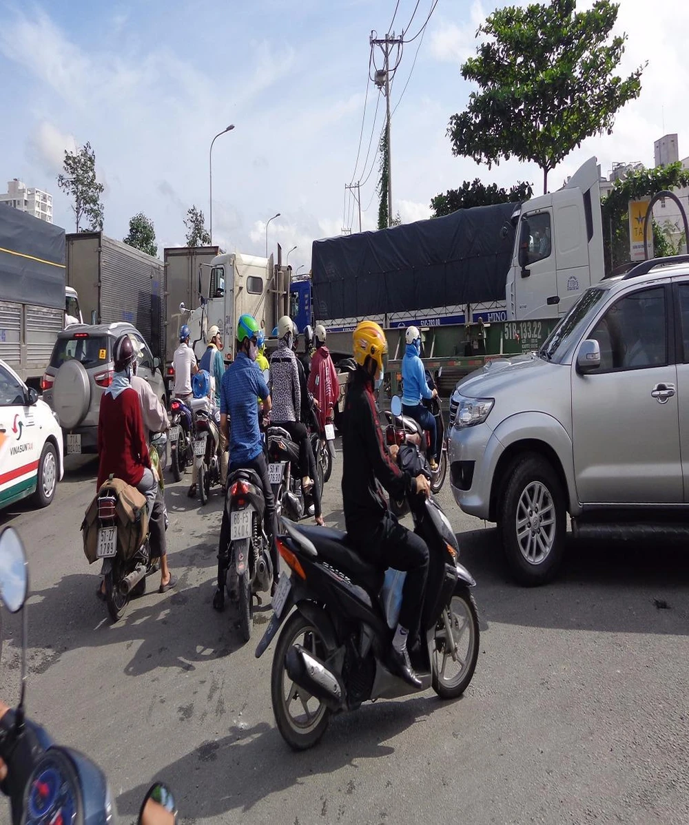 Xe container từ trong khu kho bãi Tân Cảng - Mỹ Thủy ra