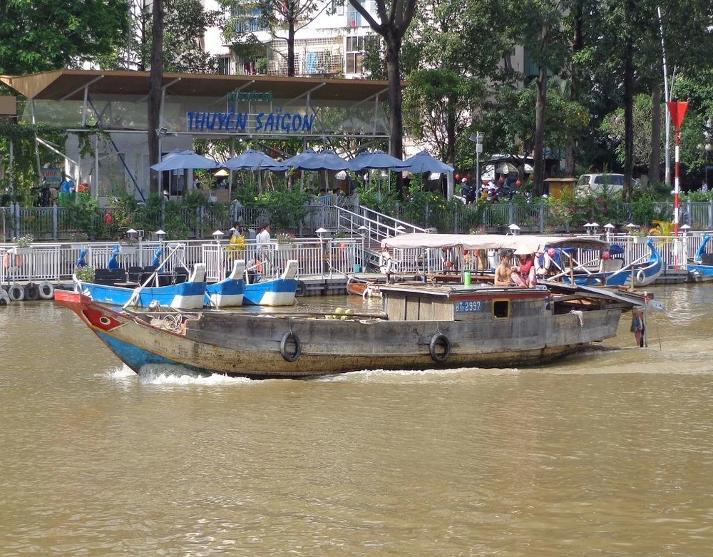 kênh Nhiêu Lộc - Thị Nghè ngang qua bến thuyền du lịch buồn tênh