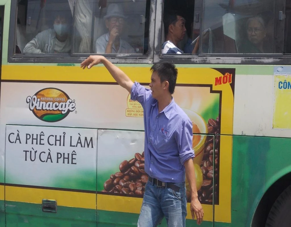 quảng cáo cà phê trên xe bus