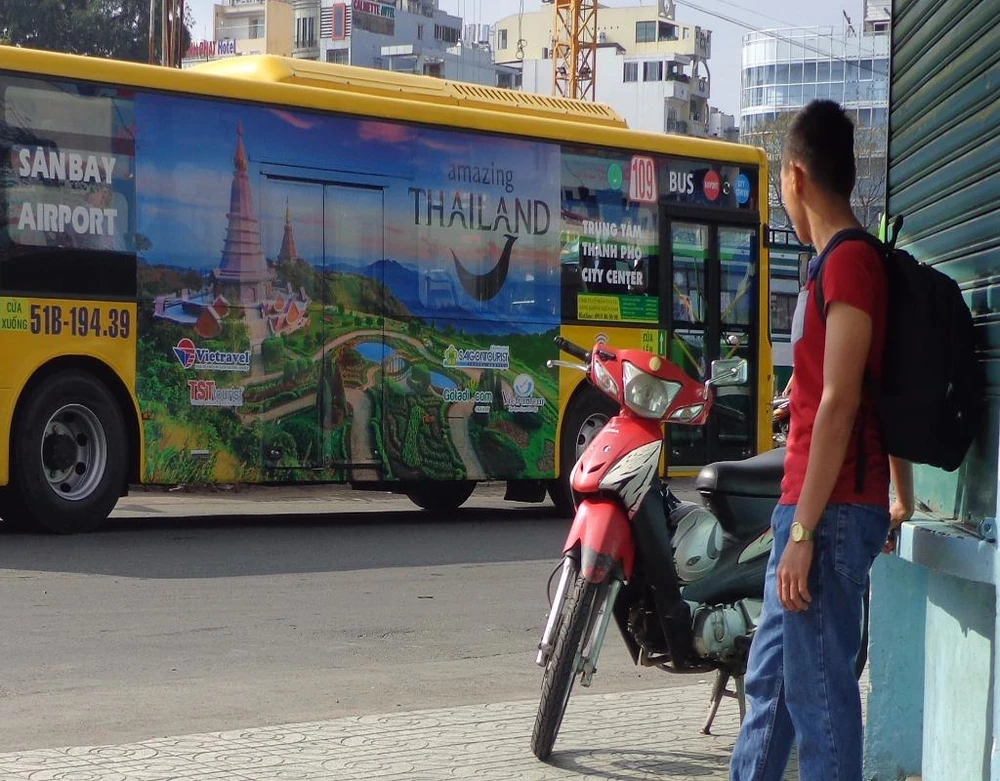 quảng cáo du lịch trên xe bus