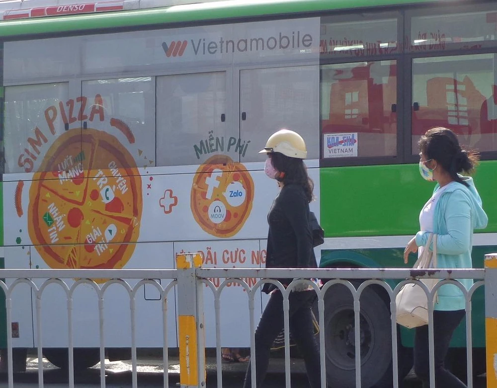 quảng cáo trên xe bus1