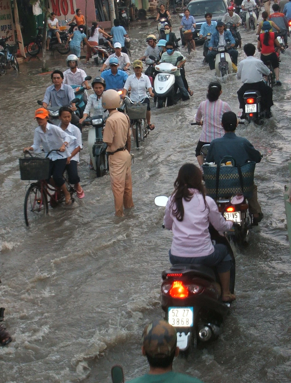 Nâng đường làm sao không gây ngập nhà dân? ảnh 1