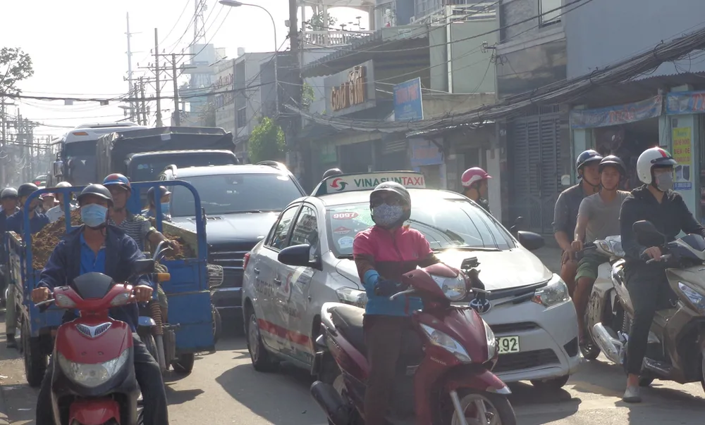 Phân luồng, đẩy kẹt xe từ trên mặt xuống chân cầu chữ Y ảnh 5 Phân luồng, đẩy kẹt xe từ trên mặt xuống chân cầu chữ Y ảnh 5