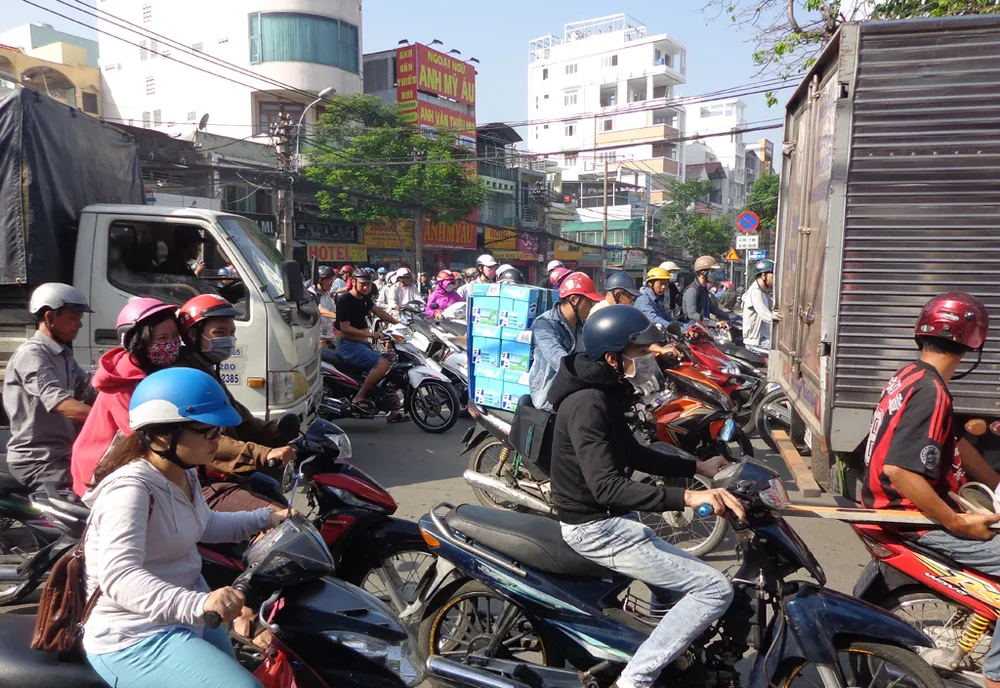 Phân luồng, đẩy kẹt xe từ trên mặt xuống chân cầu chữ Y ảnh 6 Phân luồng, đẩy kẹt xe từ trên mặt xuống chân cầu chữ Y ảnh 6