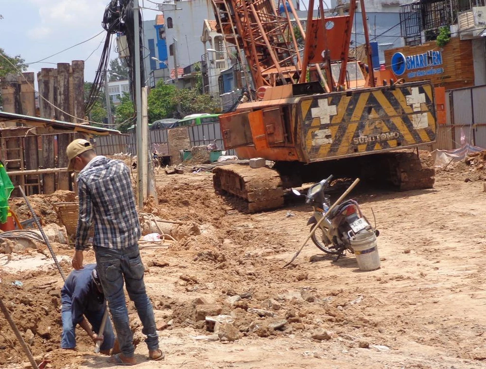 Đầu đường Nguyễn Thái Sơn đã bị rào 2/3 để đặt thiết bị 