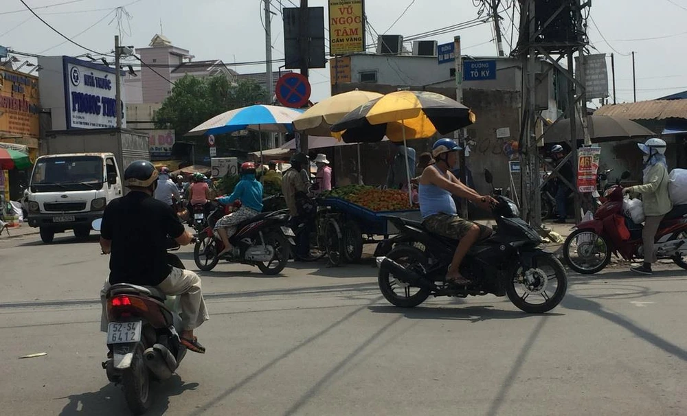 Đường liên quận bị cắt khúc, xương xẩu ảnh 4