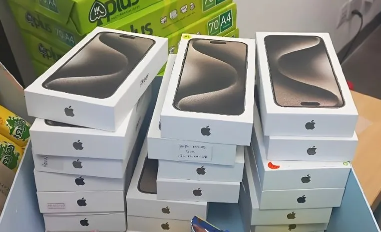 20 chiếc điện thoại hiệu iphone 15 Pro Max nhập lậu có giá trị khoảng 700 triệu đồng do Hải quan Cảng hàng không quốc tế Đà Nẵng phát hiện. Ảnh: Trường Minh iphone-15-8877.jpg