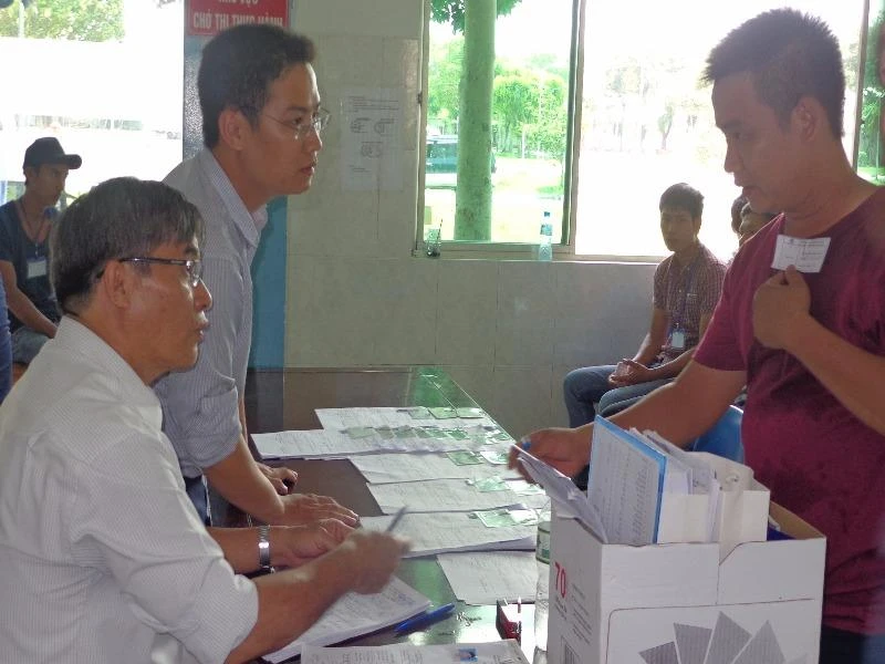 Trước khi thi sát hạch (trong hình), thí sinh sẽ được kêu lên trình giấy chứng minh nhân dân để Ban giám khảo kiểm tra, loại trừ tình trạng thi giùm, thi hộ