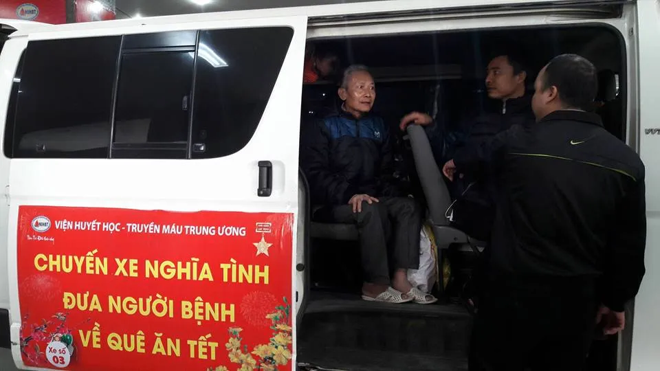 Chuyến xe nghĩa tình chở bệnh nhân nghèo về quê ăn Tết ảnh 2 Chuyến xe nghĩa tình chở bệnh nhân nghèo về quê ăn Tết ảnh 2