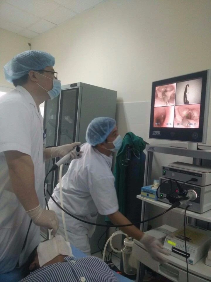 Các BS đang phẫu thuật gắp con vắt ra khỏi thanh quản.