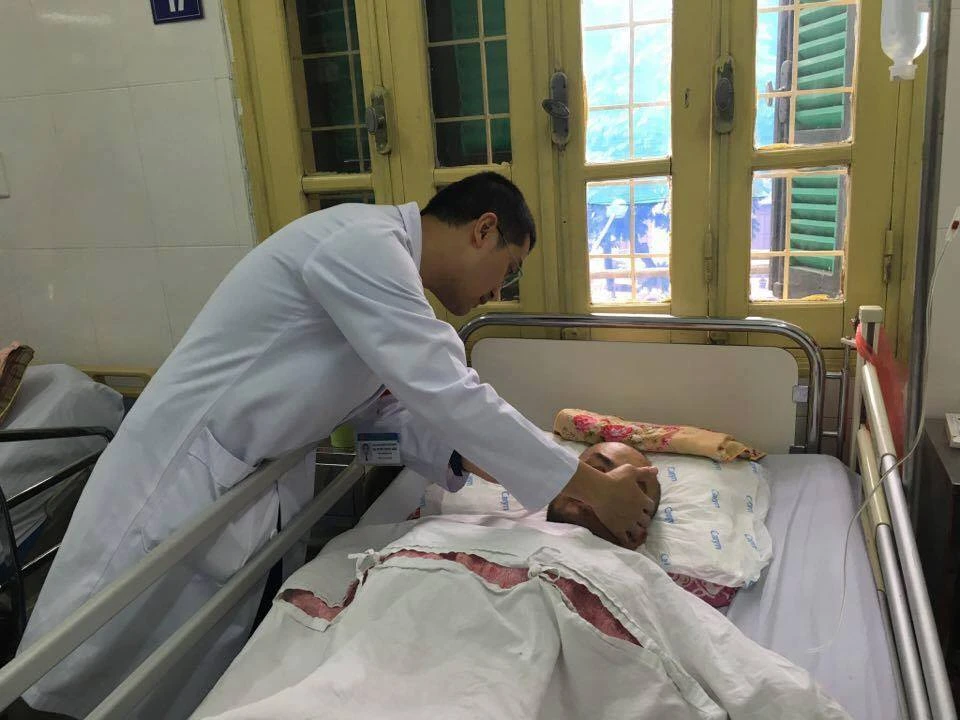 Hy hữu: Té xe đạp bị cành cây đâm xuyên hộp sọ ảnh 1