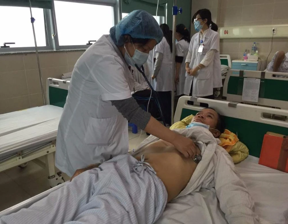 BS Khoa hô hấp, BV Bạch Mai đang thăm khám cho bệnh nhân hóc dị vật