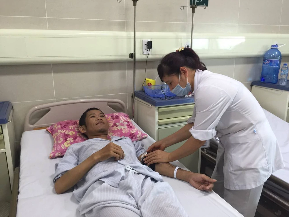 Bệnh nhân liệt 2 chi đi lại được sau phẫu thuật ảnh 1