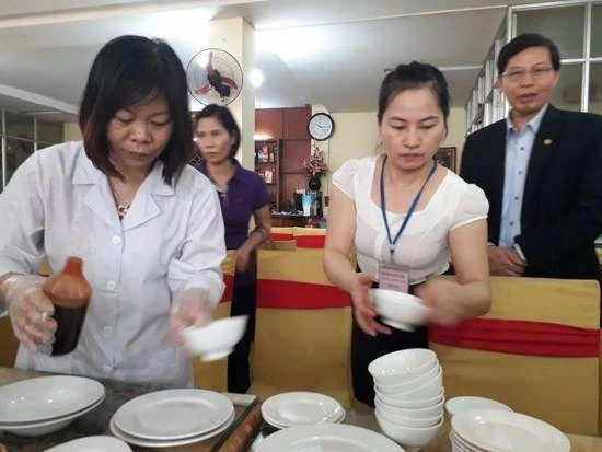 Kiểm tra việc thực hiện ATTP nhà hàng Đức Tín 2