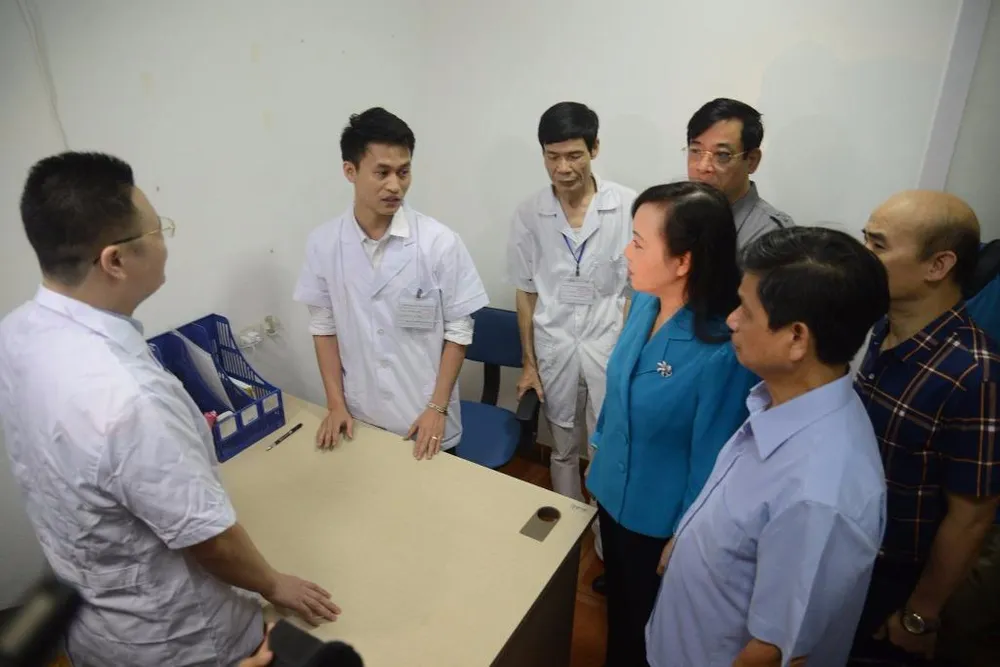 Bộ trưởng Bộ Y tế Nguyễn Thị Kim Tiến, Cục trưởng Cục quản lý Khám, chữa bệnh Lương Ngọc Khuê kiểm tra Phòng khám đa khoa Thiện Tâm