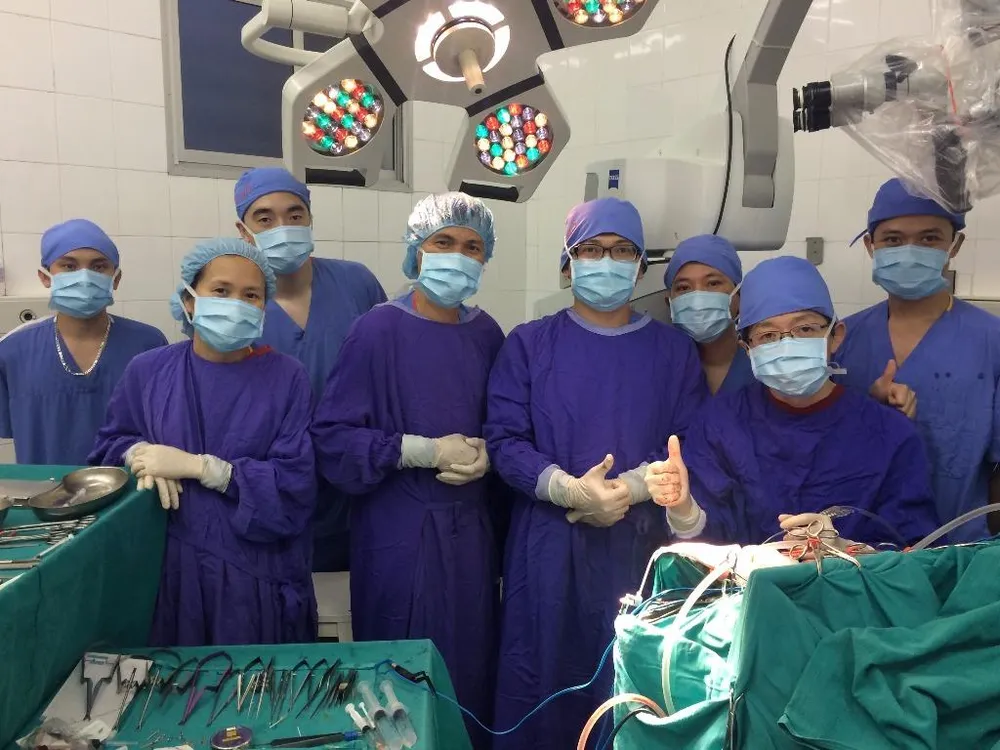 Ekip phẫu thuật bệnh nhân bị phình động mạch 