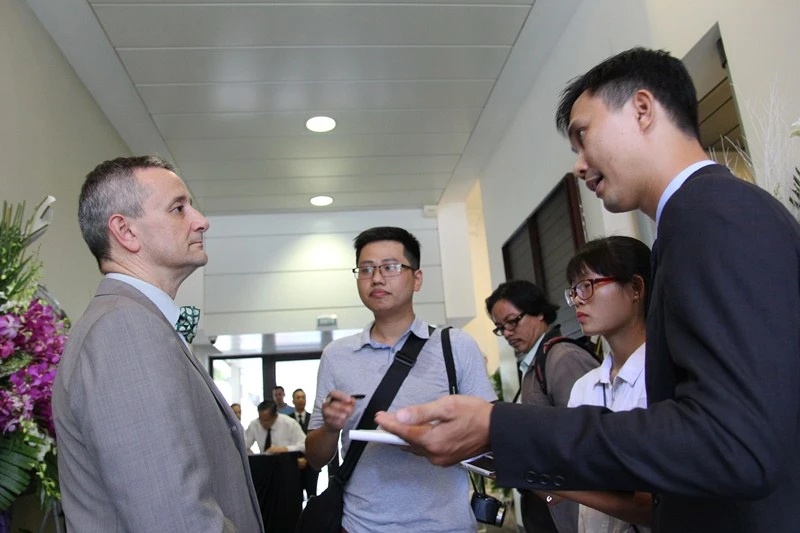 Chủ tịch UBND TP.HCM chia buồn cùng nước Pháp ảnh 4