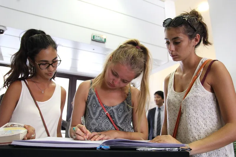 Chủ tịch UBND TP.HCM chia buồn cùng nước Pháp ảnh 5