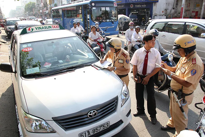 Ô tô đỗ bậy có thể bị cẩu về trụ sở CSGT ảnh 1