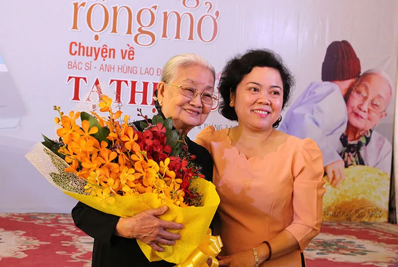 Ra mắt sách viết về người đầu tàu của BV Từ Dũ ảnh 3 Ra mắt sách viết về người đầu tàu của BV Từ Dũ ảnh 3