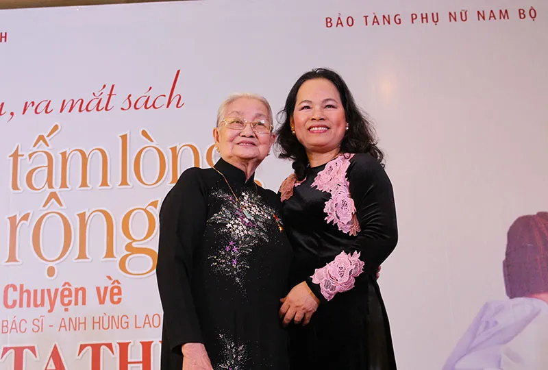 Ra mắt sách viết về người đầu tàu của BV Từ Dũ ảnh 1 Ra mắt sách viết về người đầu tàu của BV Từ Dũ ảnh 1