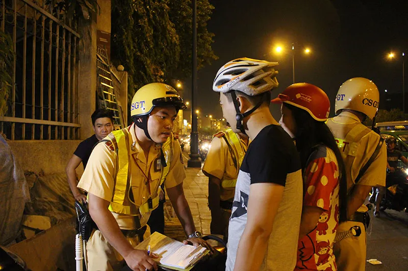 Cảnh sát giao thông chốt chặn, kiểm tra xe “độ” ảnh 6 Cảnh sát giao thông chốt chặn, kiểm tra xe “độ” ảnh 6