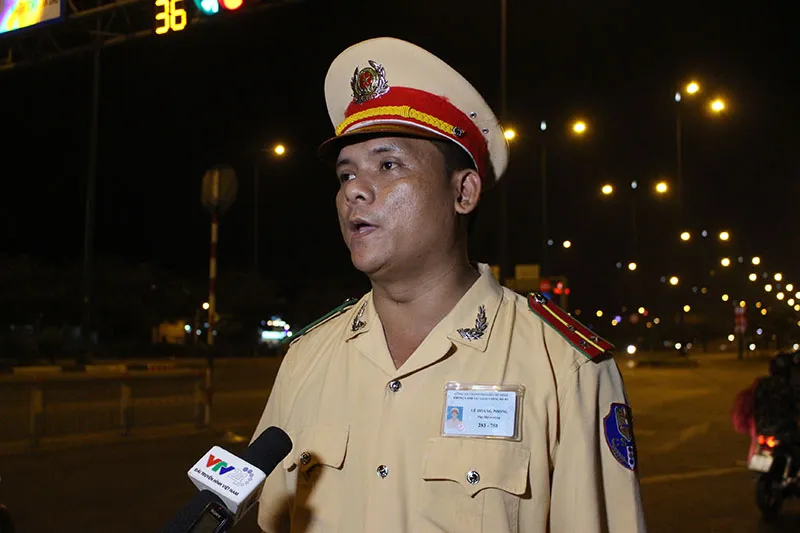 Cảnh sát giao thông chốt chặn, kiểm tra xe “độ” ảnh 1