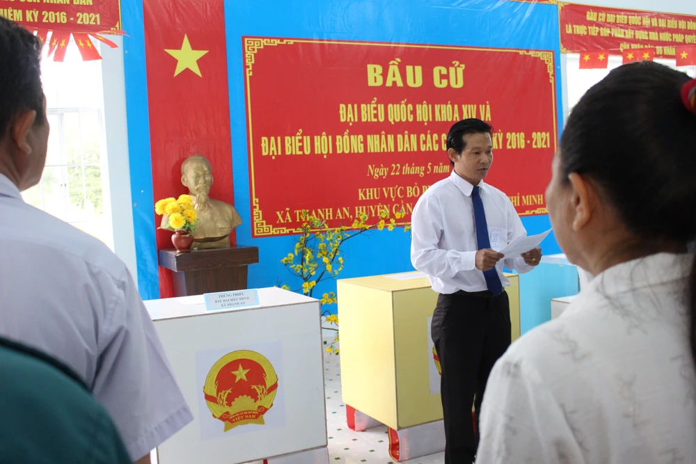 Cần Giờ: Dùng ghe vận chuyển thùng phiếu về trong đêm ảnh 1