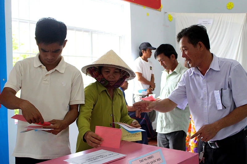 Cần Giờ: Dùng ghe vận chuyển thùng phiếu về trong đêm ảnh 2